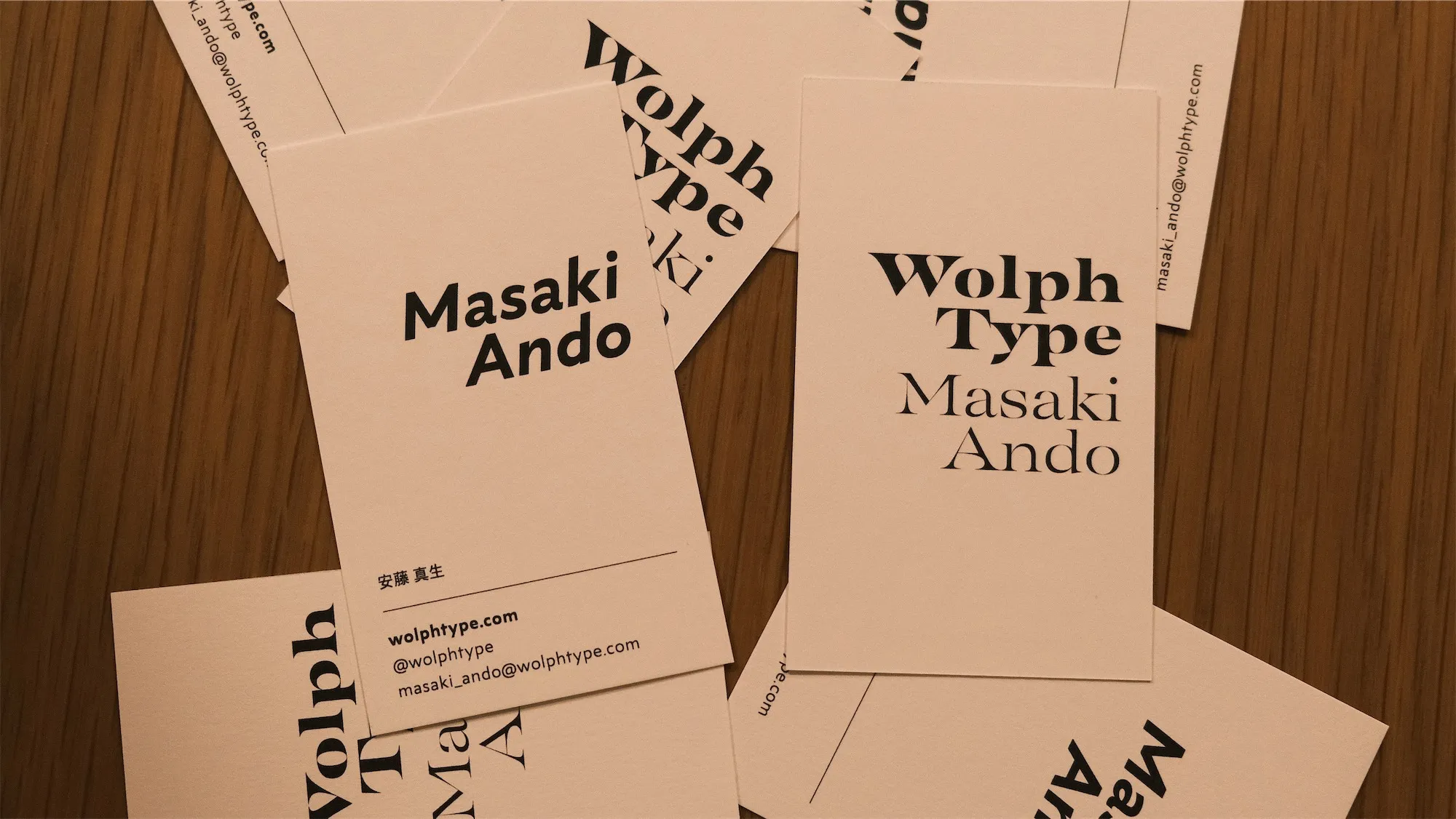 新しく作った書体とスタイルを使った名刺。