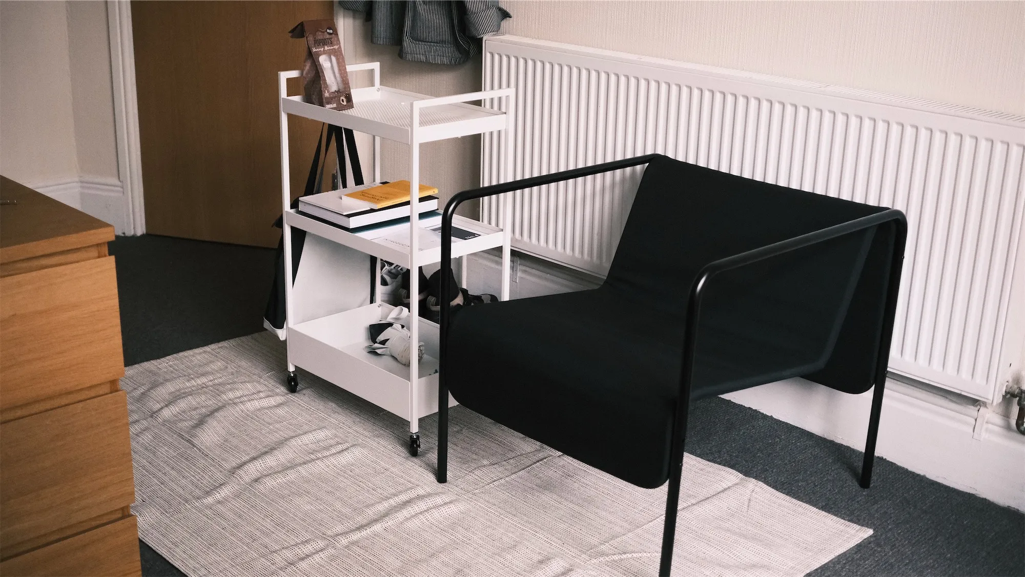 IKEAで買った椅子とラグ、ワゴン。