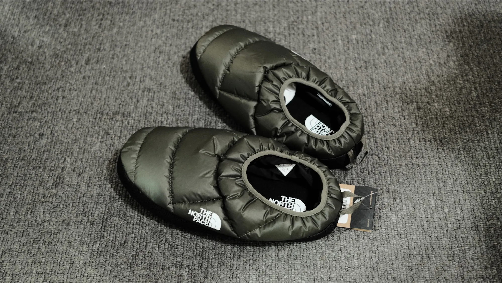 同じくBlack Fridayで買ったスリッパ。冷たい足場に最適。