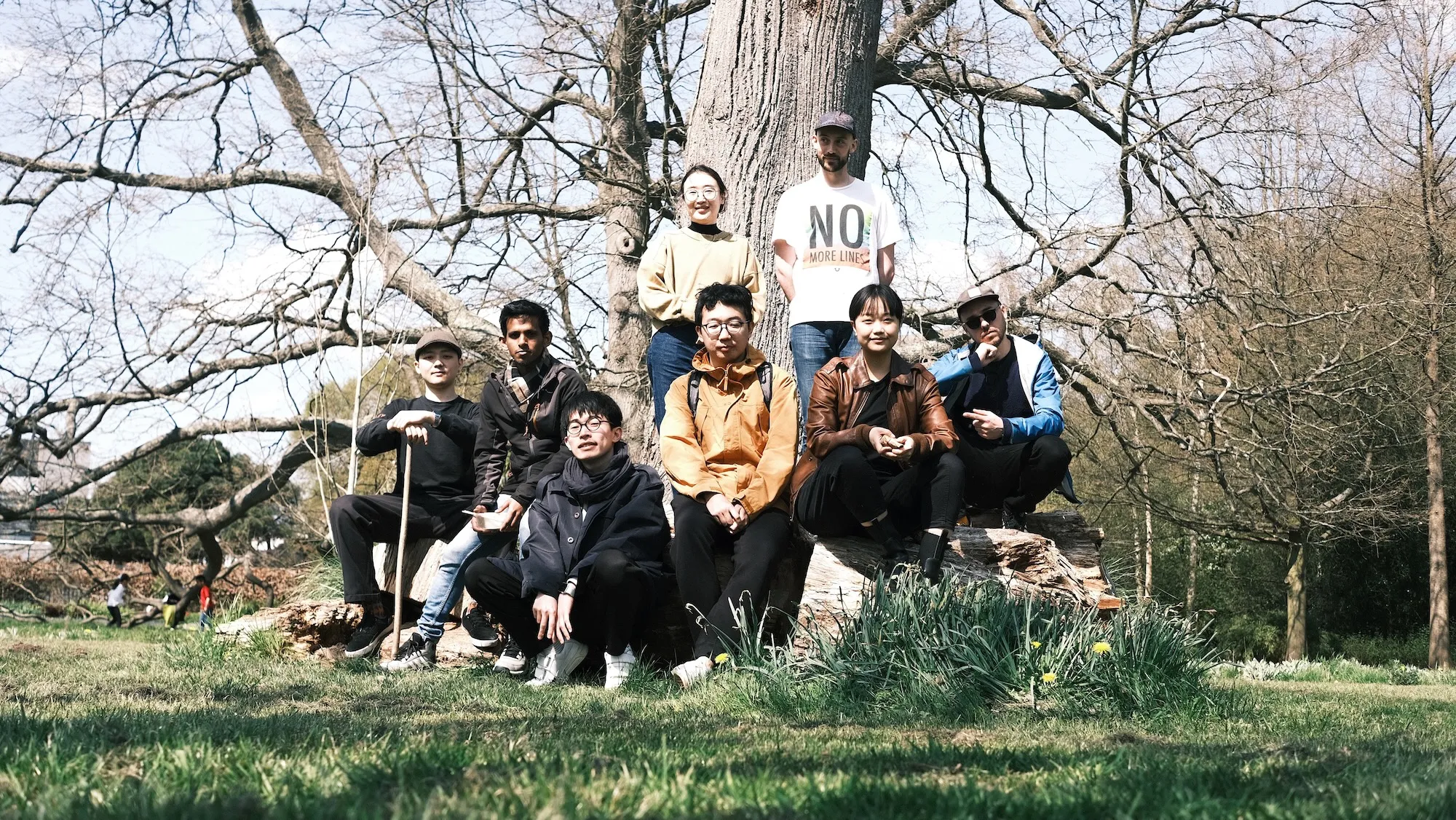 AdobeのFrankが来た時に撮った集合写真。学校の庭園で昼を食べたり。