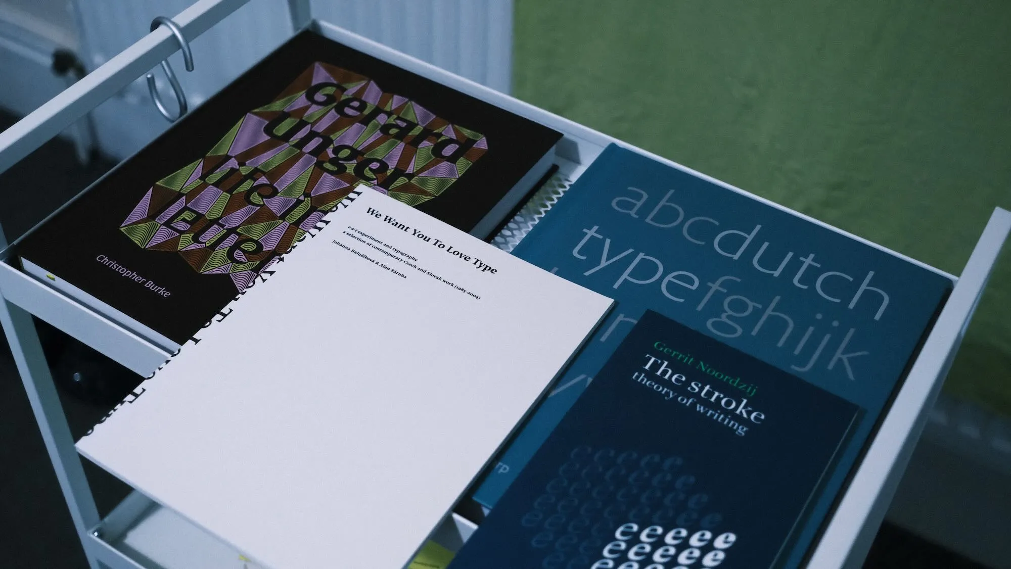 昨年の10月ごろ買った本。持って帰らなければいけなかったのでそこまでたくさんは買ってないが。