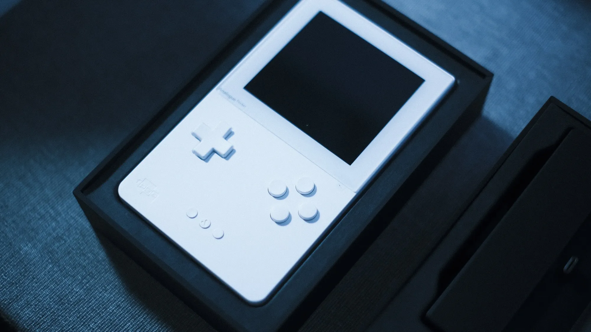 Analogue Pocket。注文してから1年以上待ったがものとしての完成度が高くて良い