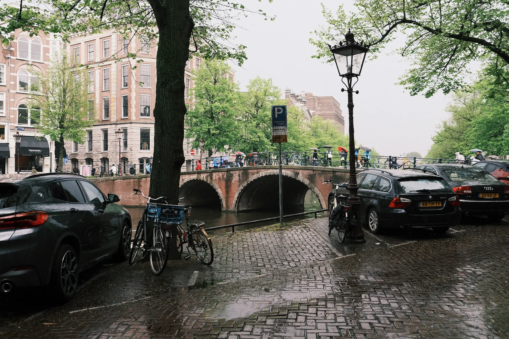 あいにくの雨に降られたアムステルダムの街中。至る所に運河がある。