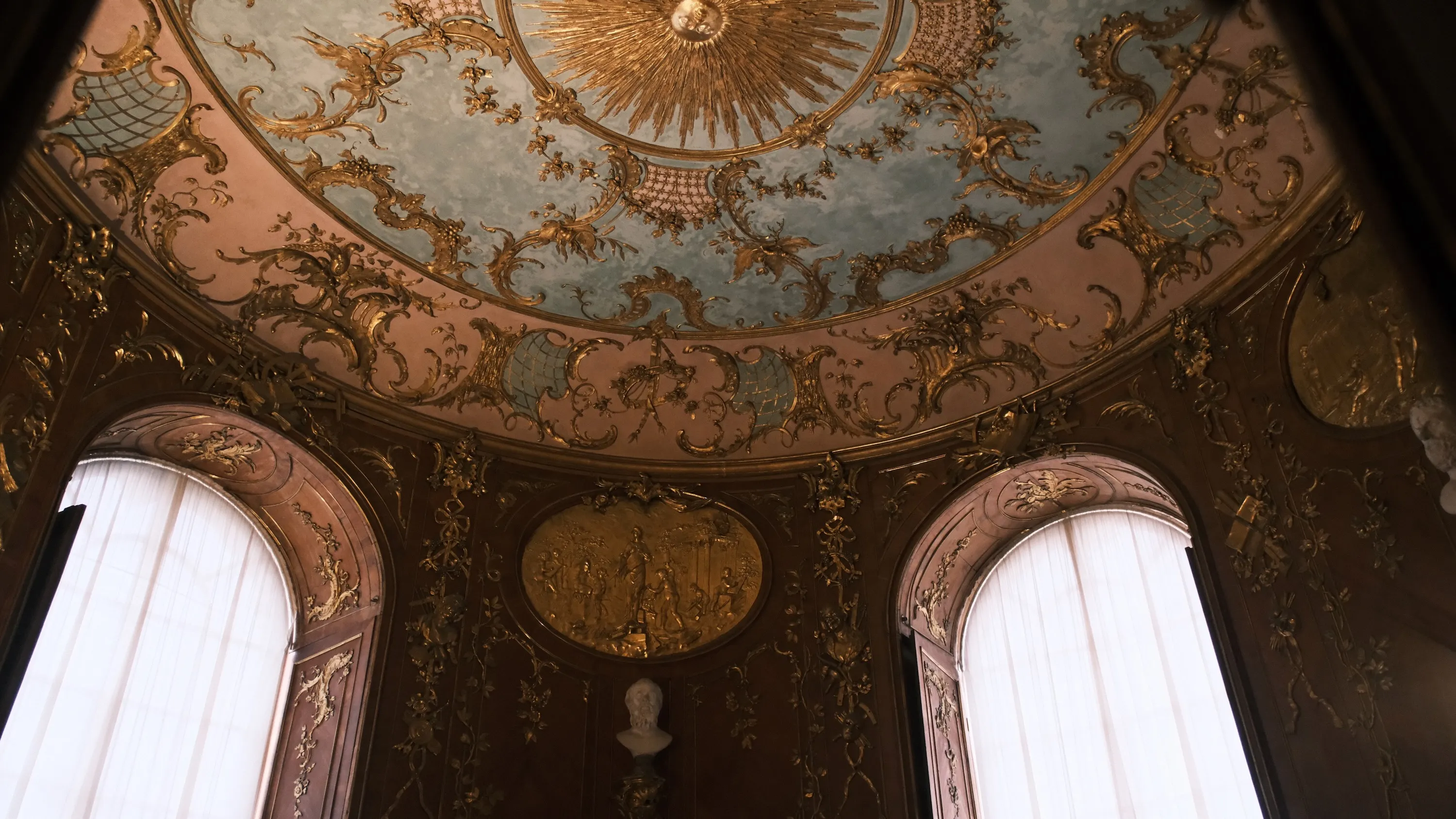 サンスーシ宮殿の一部屋の天井。細かいロココ様式が美しい