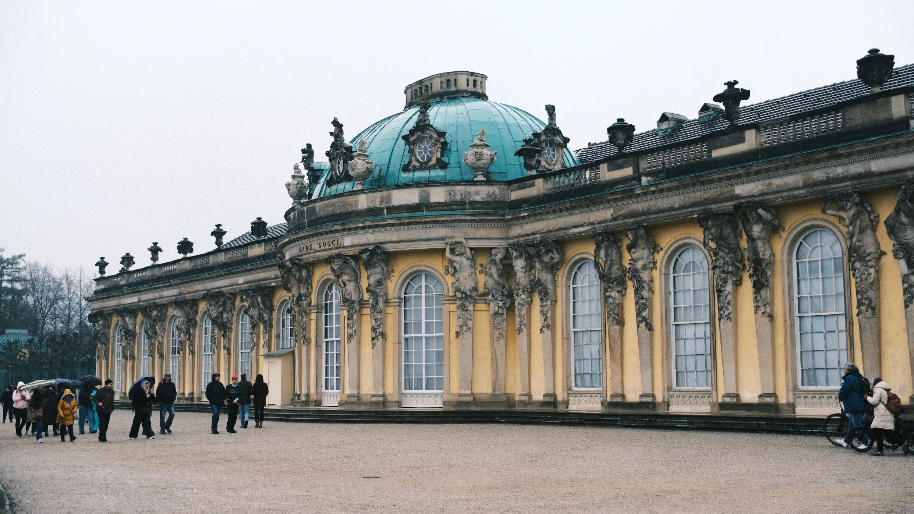 サンスーシ宮殿の外観。サンスーシはsans souci, フランス語で憂いなしという意味らしい。サンセリフと同じ感じ