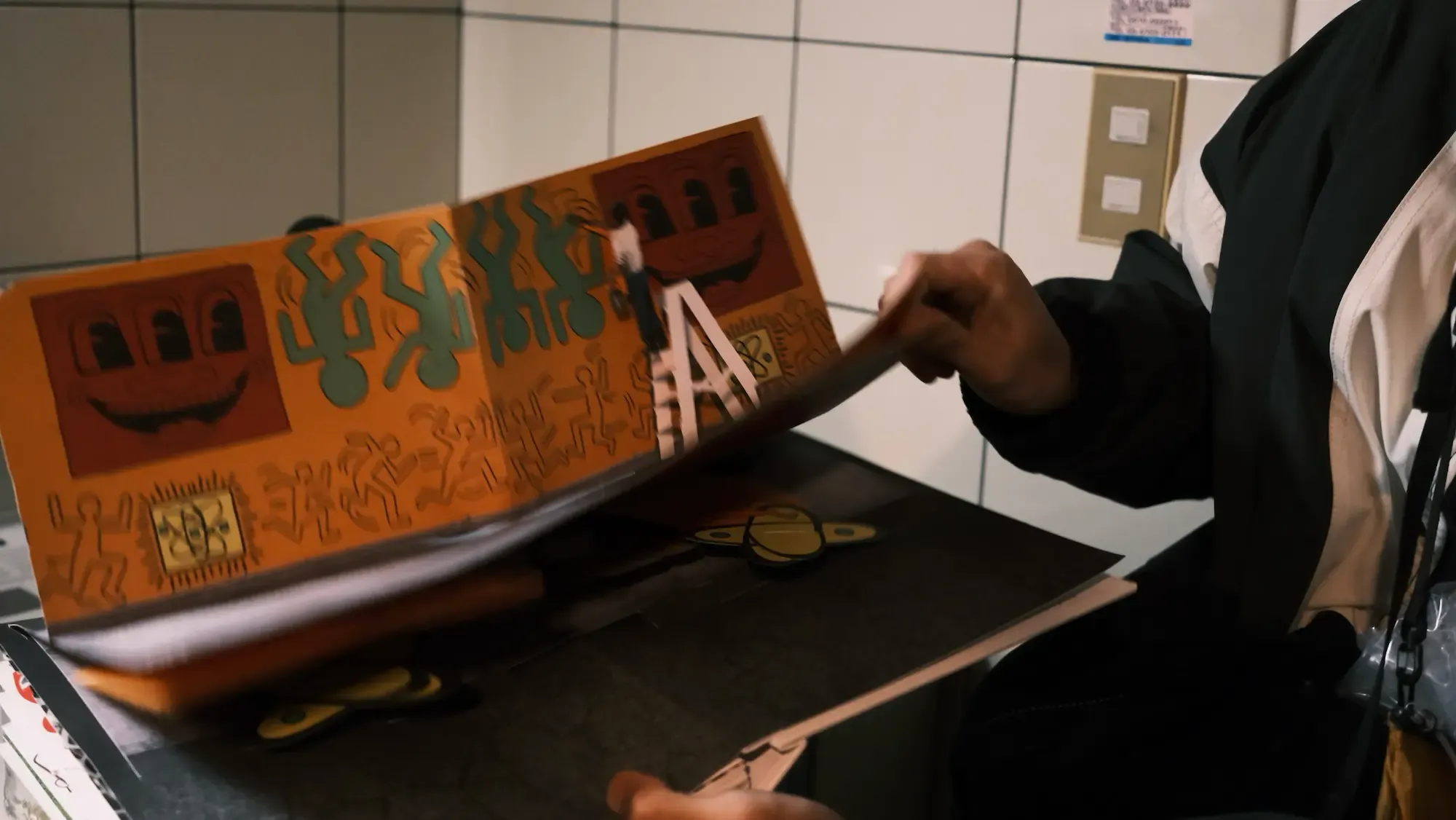 お土産のキースヘリングの仕掛け絵本