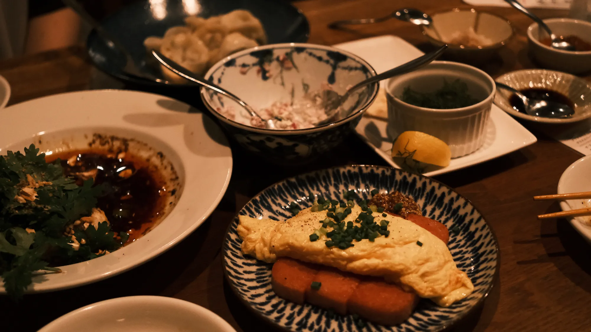 琉球チャイニーズTAMAのごはん。どれも美味しい。パクチー乗ってたけど