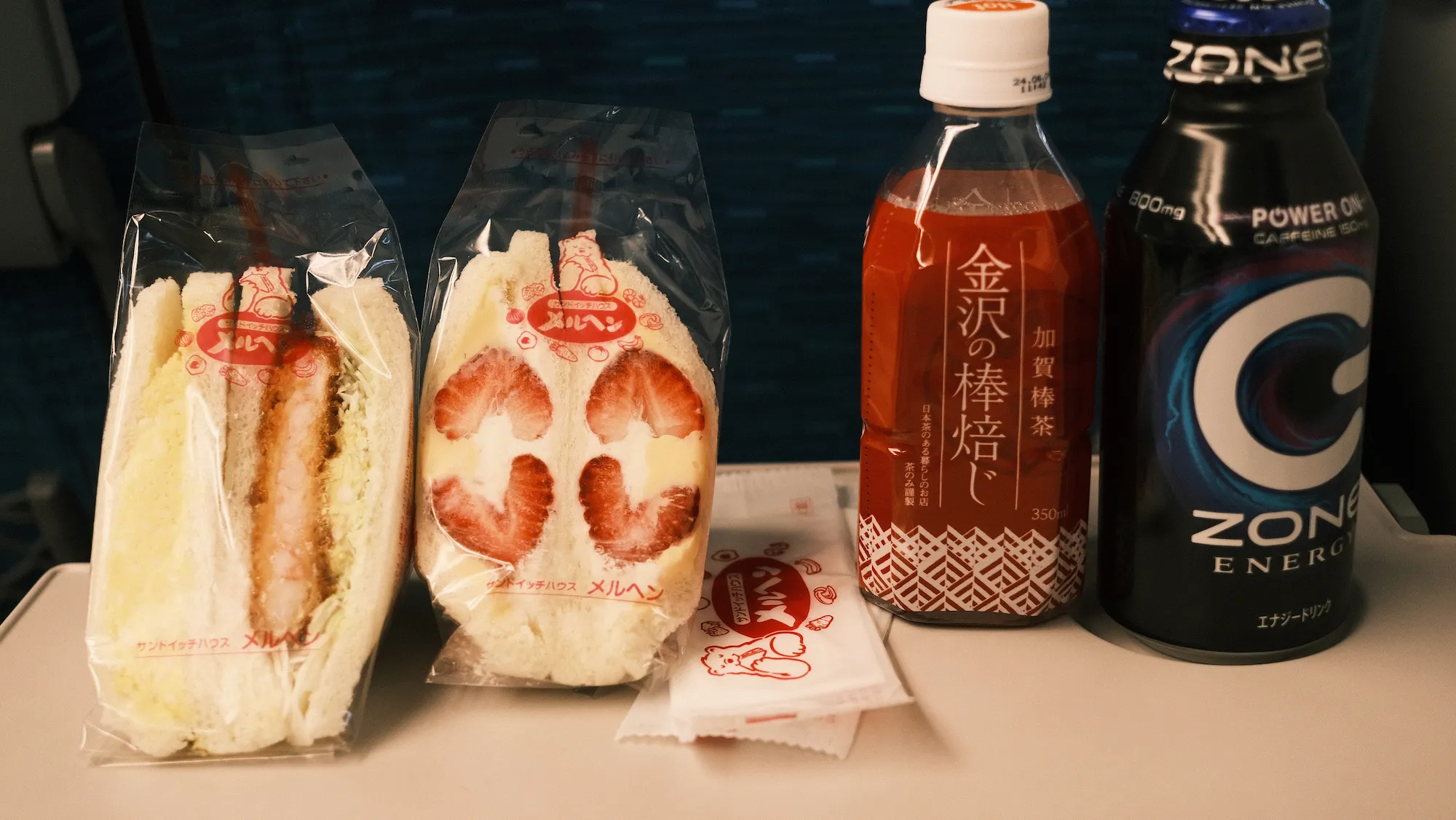 新幹線で食べているメルヘンのサンドイッチ