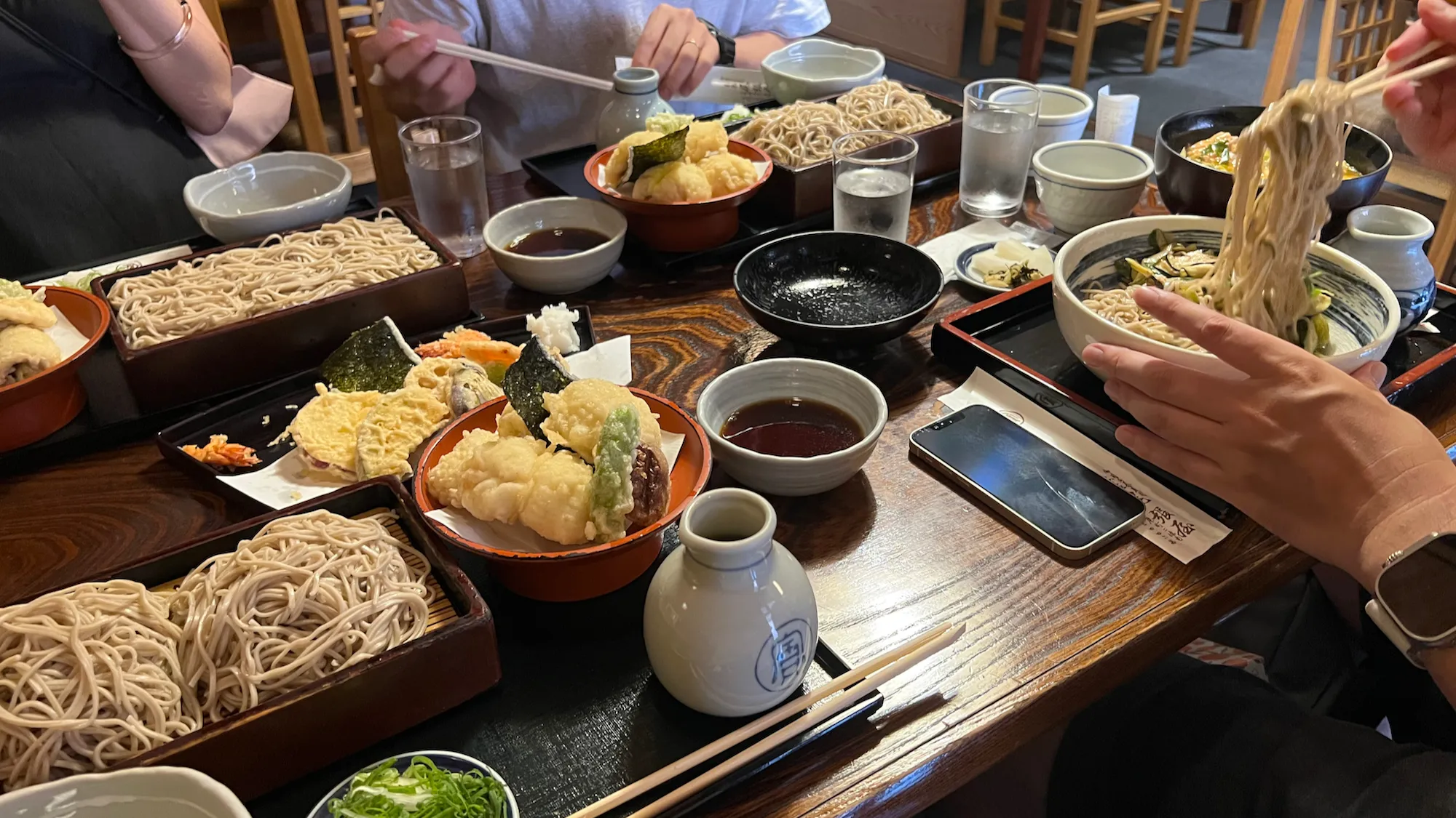 京都で食べたそば。店に入るのに1時間くらい並んだ