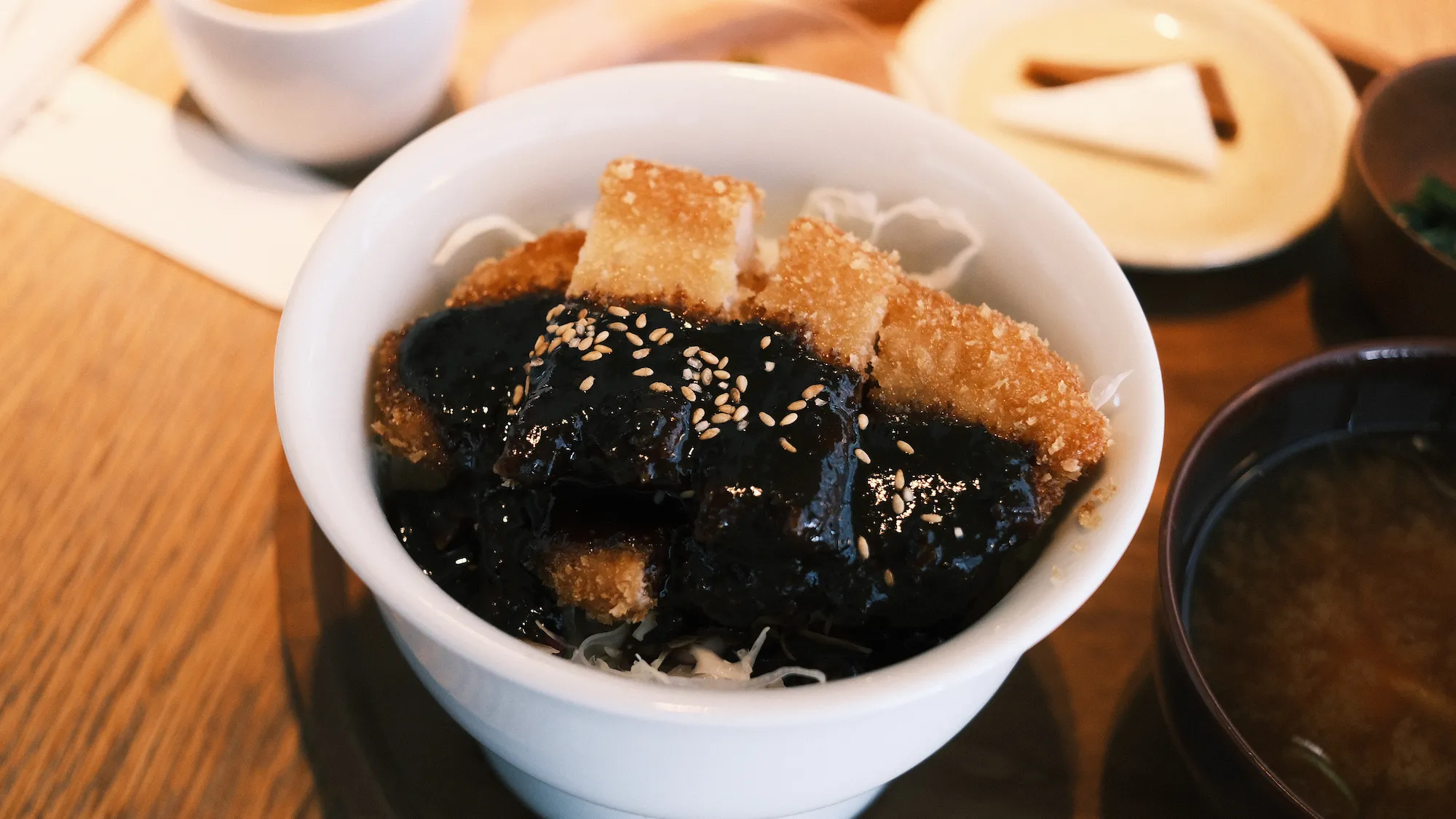 d47食堂のカツ丼。愛知定食