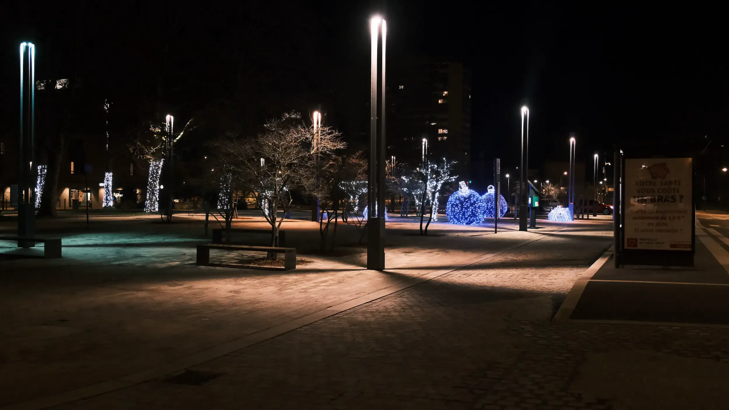 ティオンビルでタクシーを待っている間に撮った写真。誰もいない